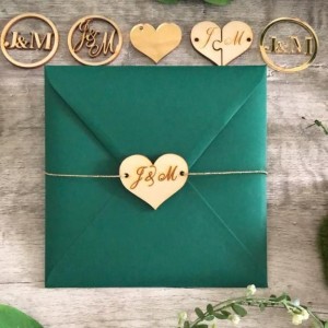 Drewniane serce z inicjałami